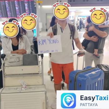 Happy traveler using Pattaya taxi service to Suvarnabhumi Airport